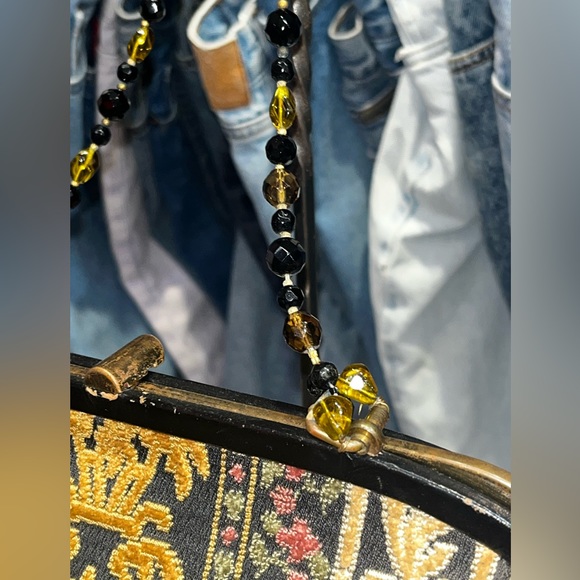 Vintage TAPESTRY carpet bag Fuzzy Velvet Floral beaded top handle frame bag - Picture 6 of 8